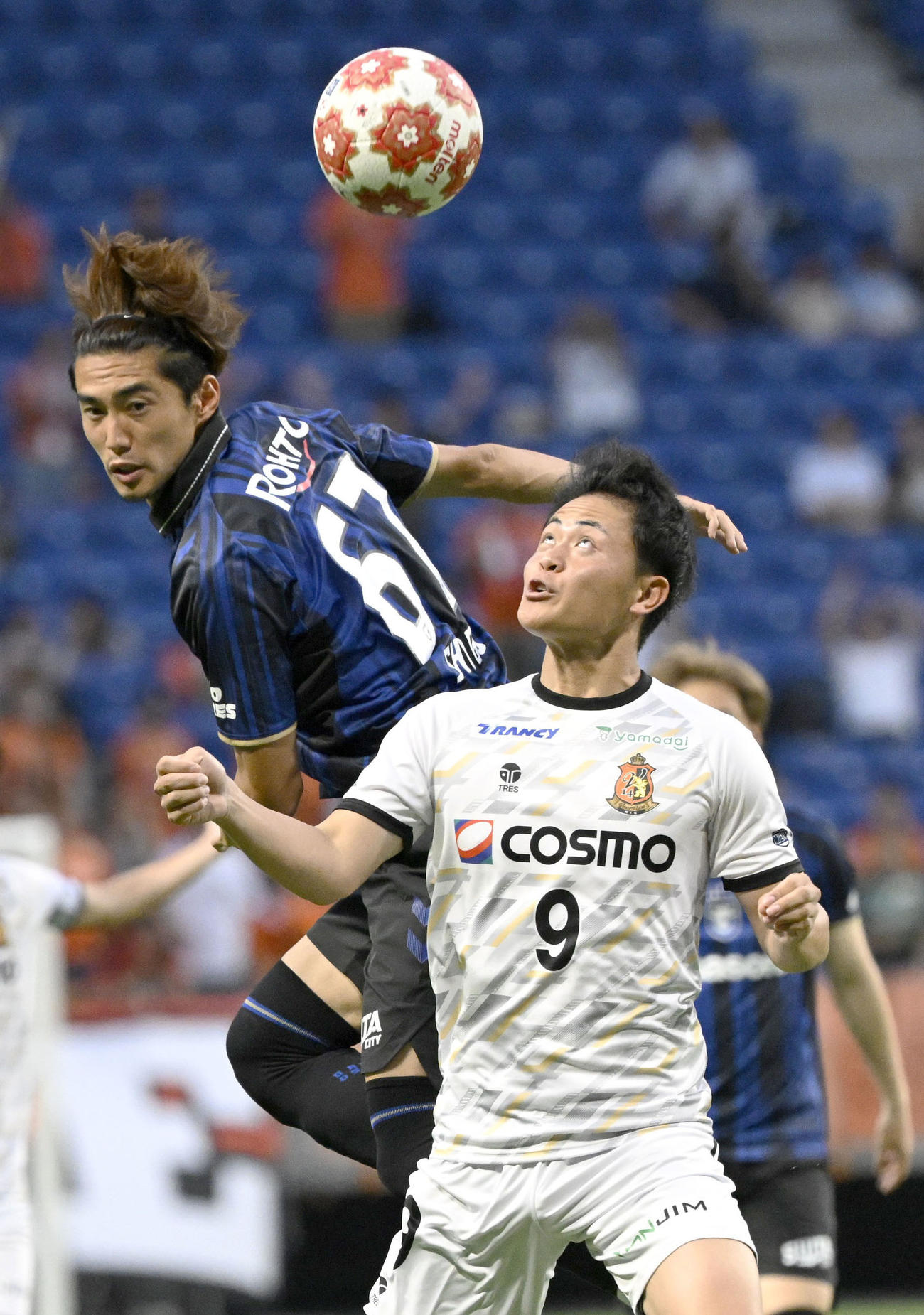 前半、競り合うヴィアティン三重・大竹（右）とG大阪・佐々木（共同）