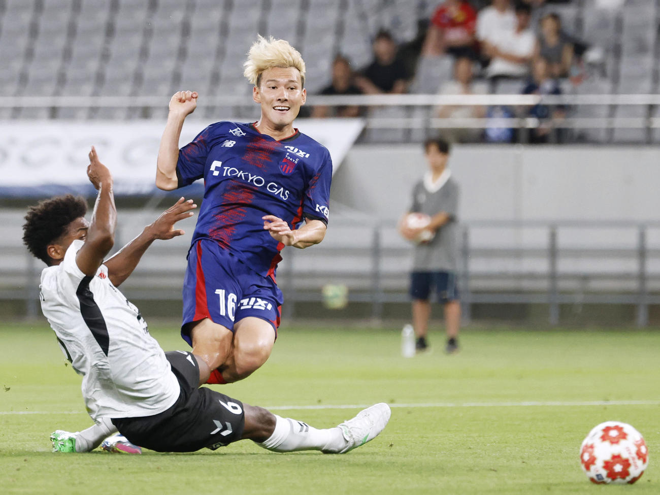 前半、先制ゴールを決めるFC東京・佐藤（共同）