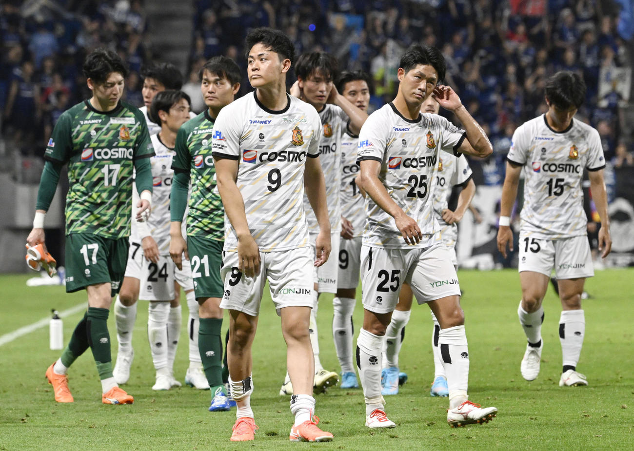 G大阪に敗れ、肩を落とす大竹（9）らヴィアティン三重イレブン（共同）