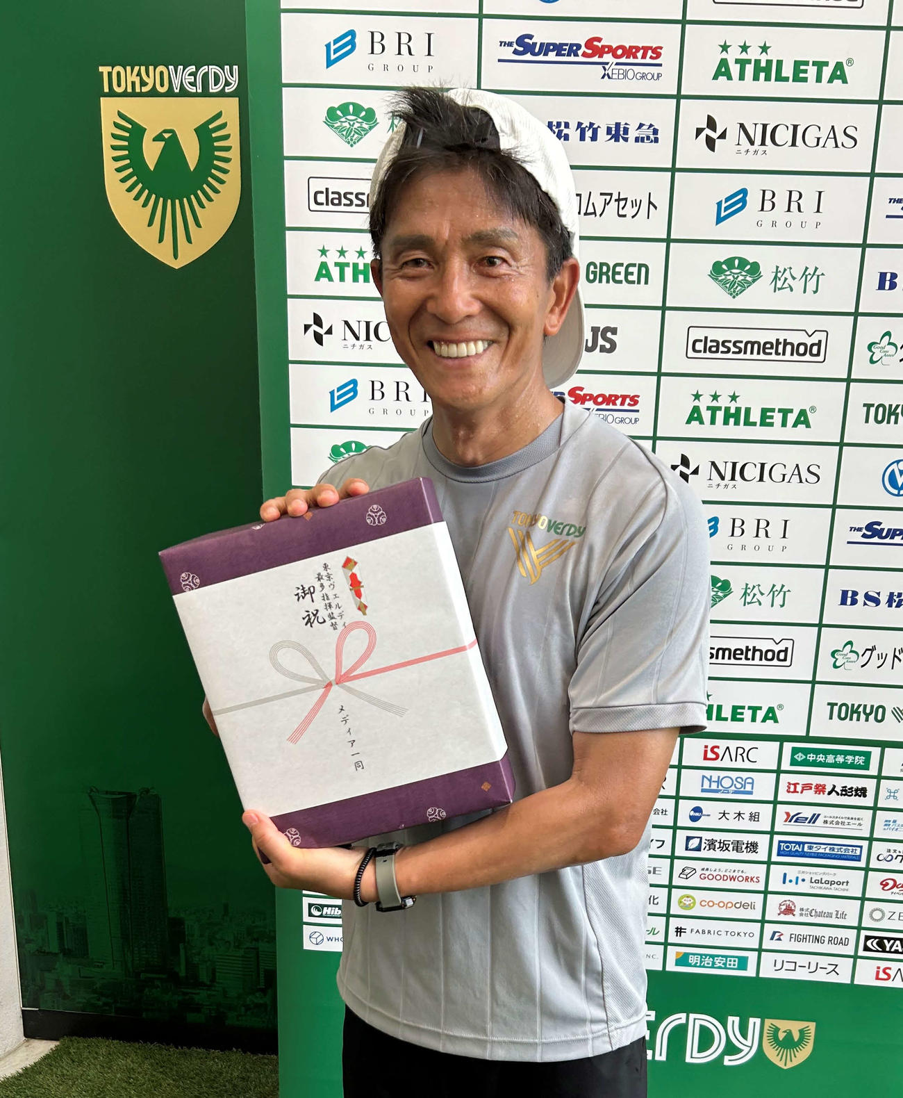 東京Vで最多121試合指揮を取った城福浩監督は、メディアから祝福のどら焼き贈呈に笑顔を見せた