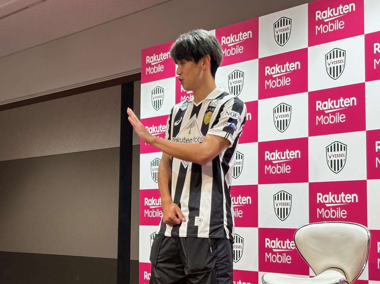 トークセッションの最後にファンを見送る神戸FW大迫勇也（撮影・永田淳）
