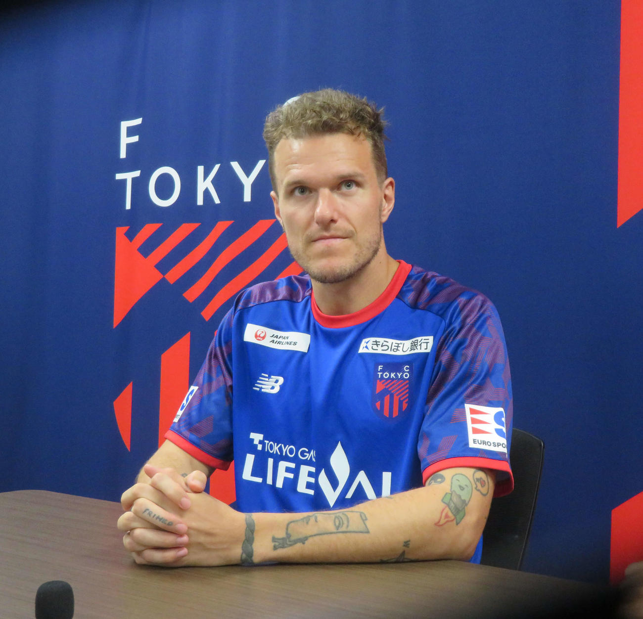 FC東京に加入し、取材に応じるDFアレクサンダー・ショルツ（撮影・佐藤成）