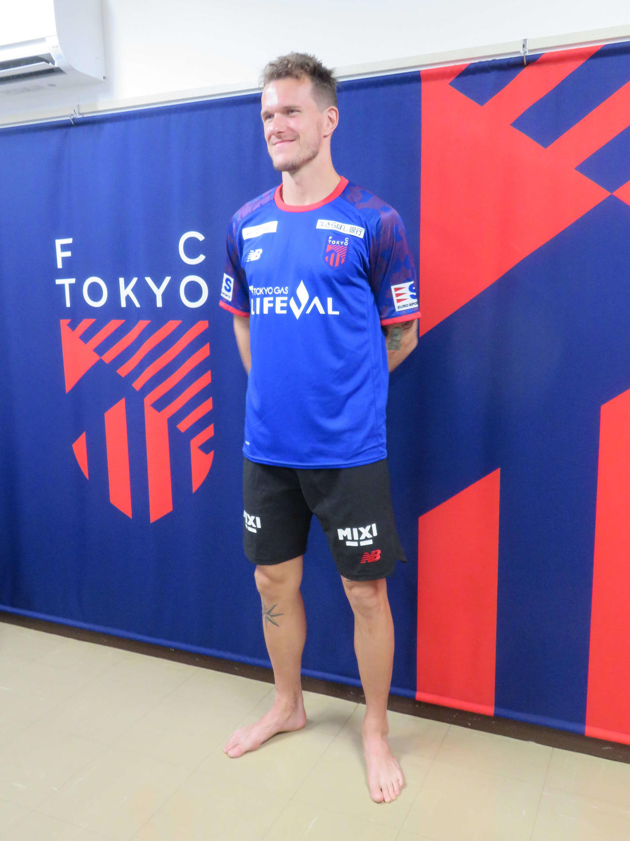 FC東京に加入し、取材に応じるDFアレクサンダー・ショルツ（撮影・佐藤成）