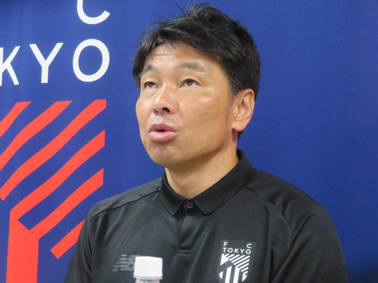前半戦の総括をするFC東京の小原光城GM（撮影・佐藤成）