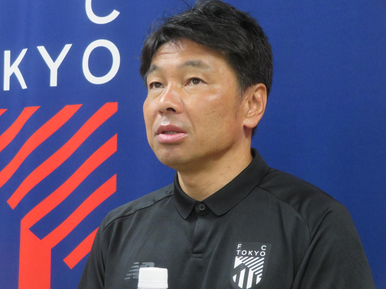 前半戦の総括をするFC東京の小原光城GM（撮影・佐藤成）