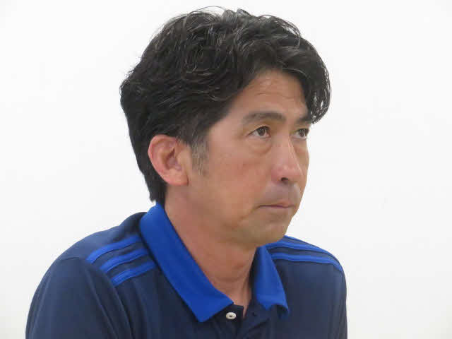 キスノーボ監督解任について説明する横浜の西野努スポーティングダイレクター