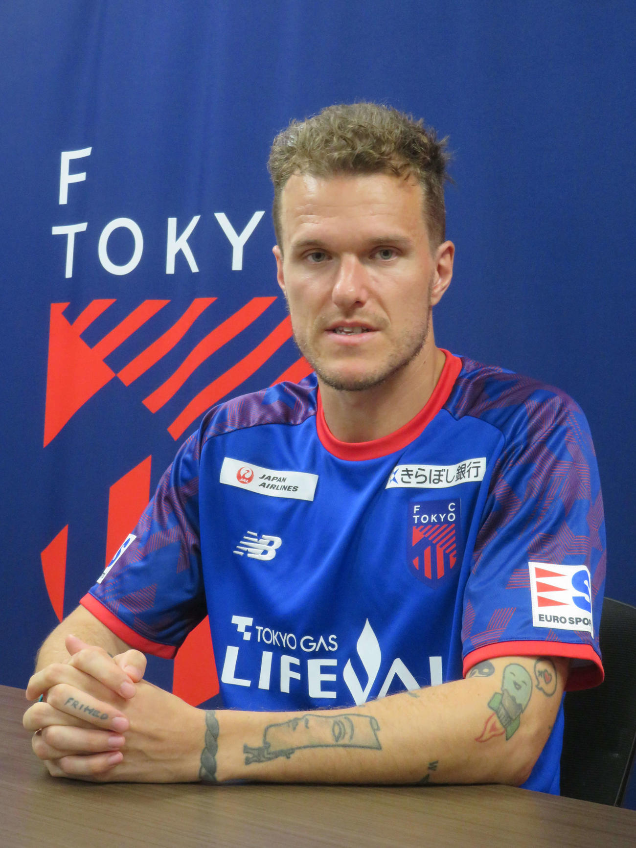FC東京に加入し、取材に応じるDFアレクサンダー・ショルツ（撮影・佐藤成）