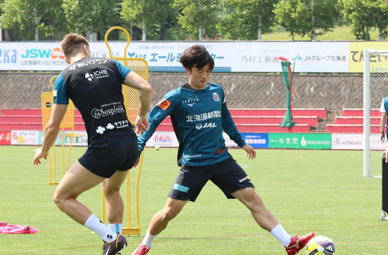 藤枝戦前日練習に参加する札幌木戸（右）（撮影・保坂果那）