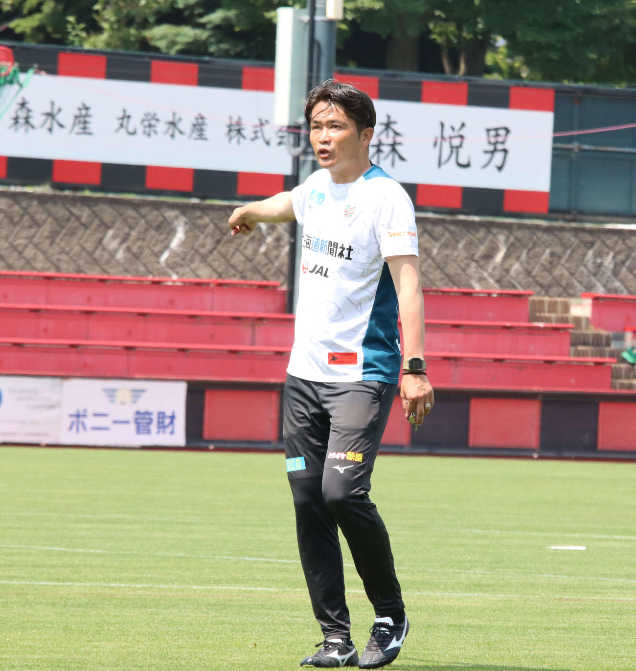 藤枝戦前日練習で指示を出す札幌岩政監督（撮影・保坂果那）