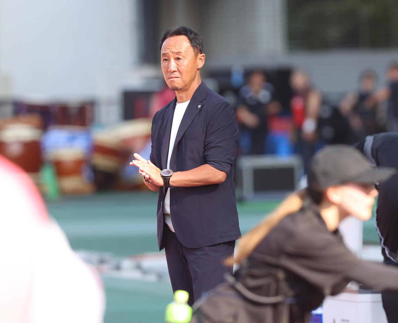町田対鹿島　試合前、手を叩く町田黒田監督（撮影・水谷安孝）