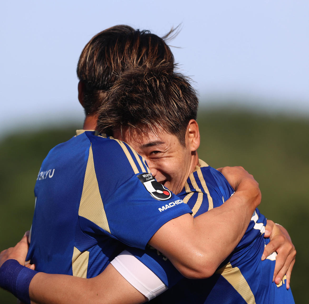 町田対鹿島　前半、ゴールを決め仲間と抱き合う町田岡村（右）（撮影・水谷安孝）