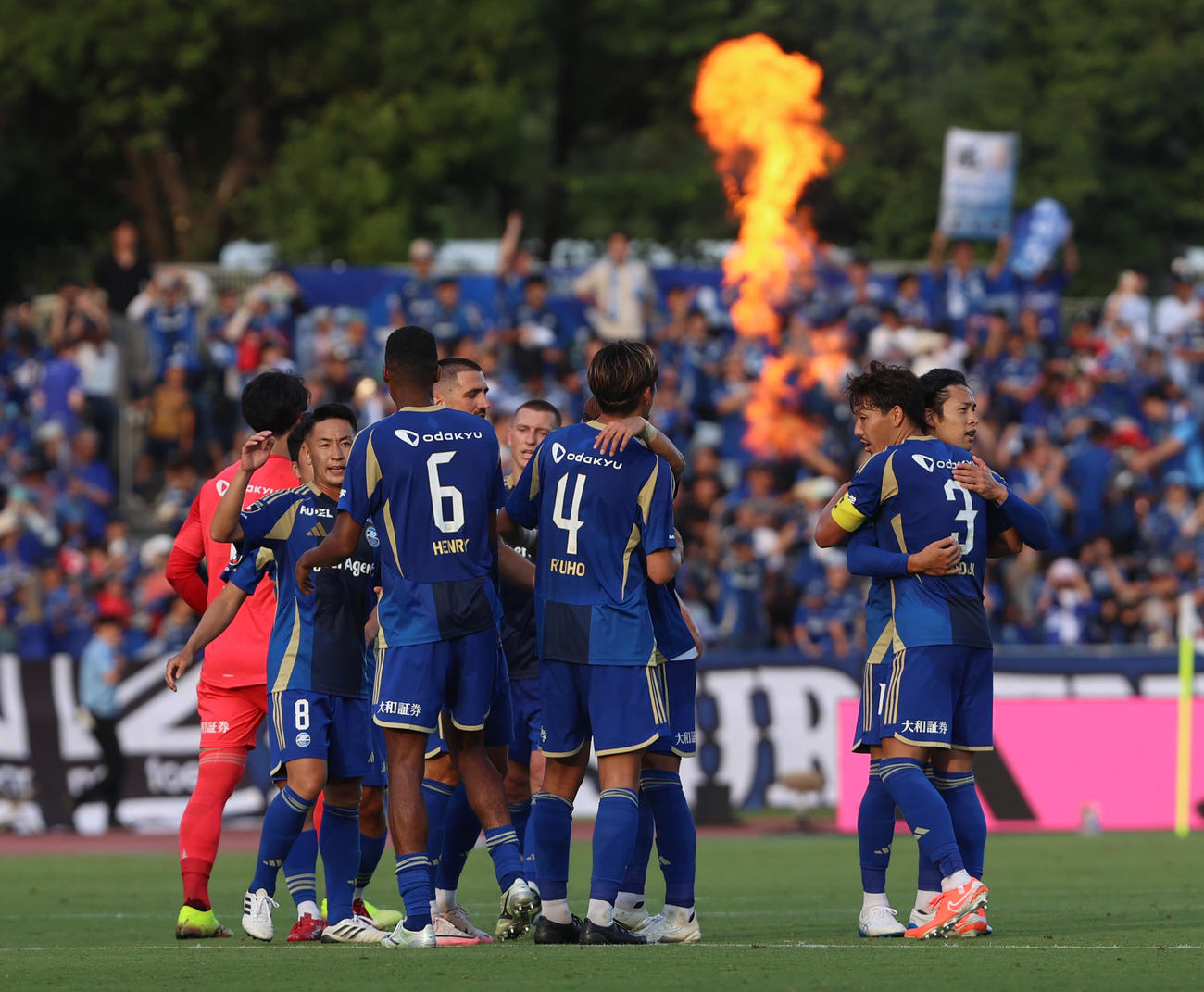 町田対鹿島　勝利が決まり抱き合って喜ぶ町田イレブン（撮影・水谷安孝）