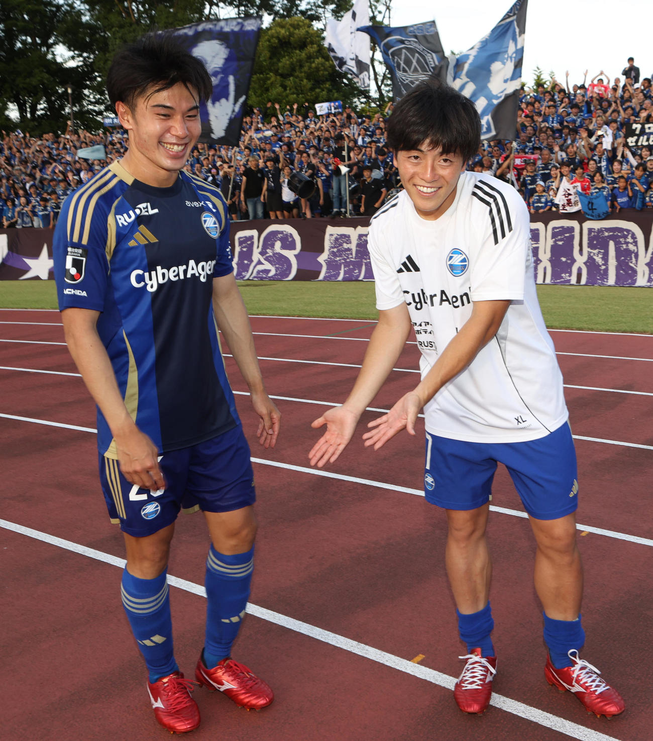 町田対鹿島　試合に勝利し、おどけた表情を見せる町田相馬（右）と林（撮影・水谷安孝）