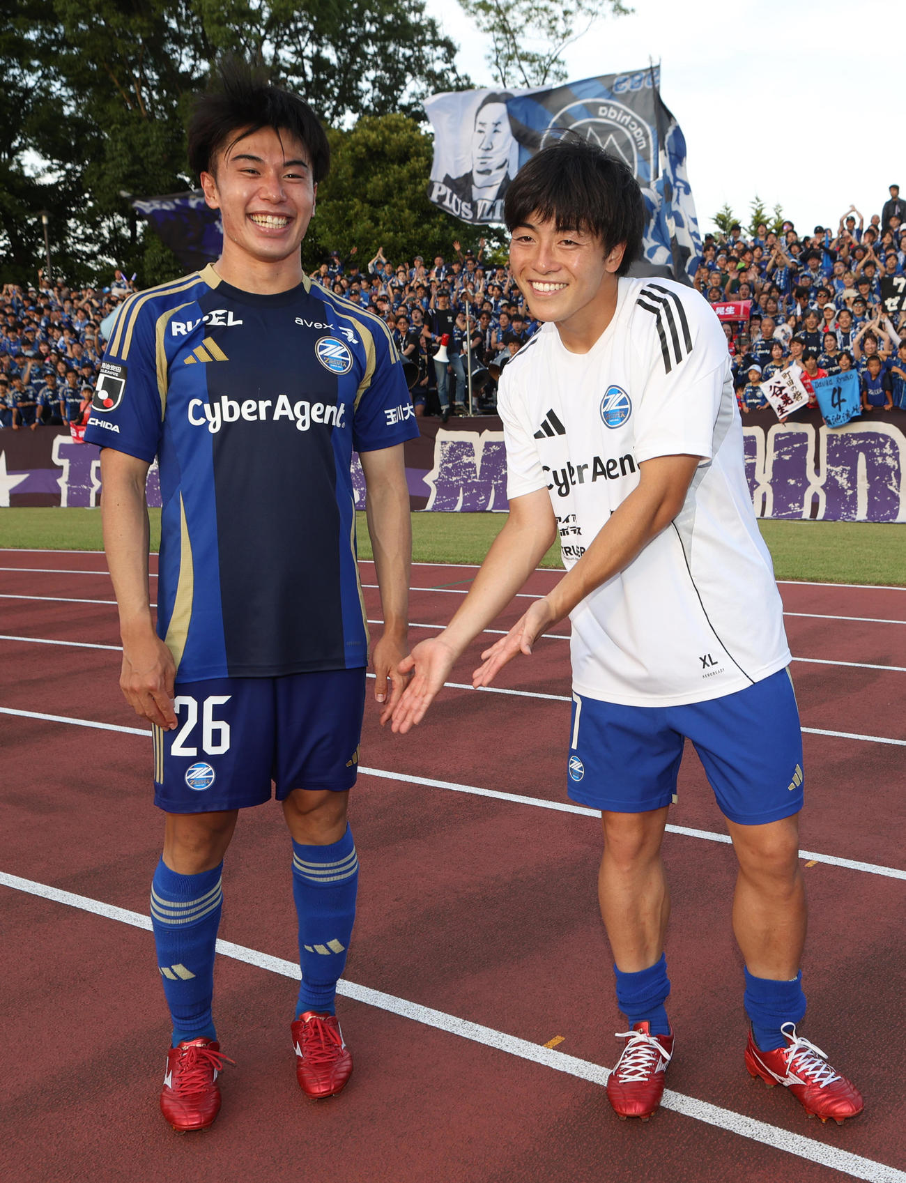 町田対鹿島　試合に勝利し、おどけた表情を見せる町田相馬（右）と林（撮影・水谷安孝）