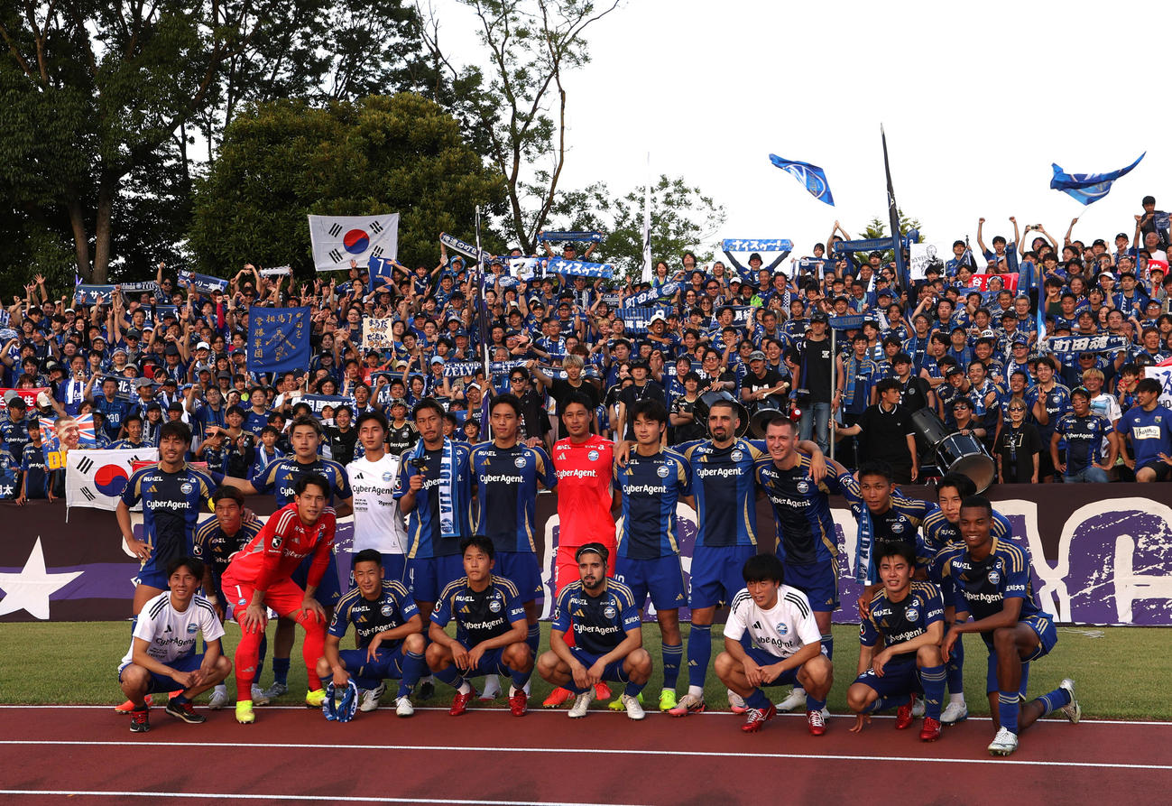 町田対鹿島　勝利しサポーターと記念写真を撮る町田選手たち（撮影・水谷安孝）