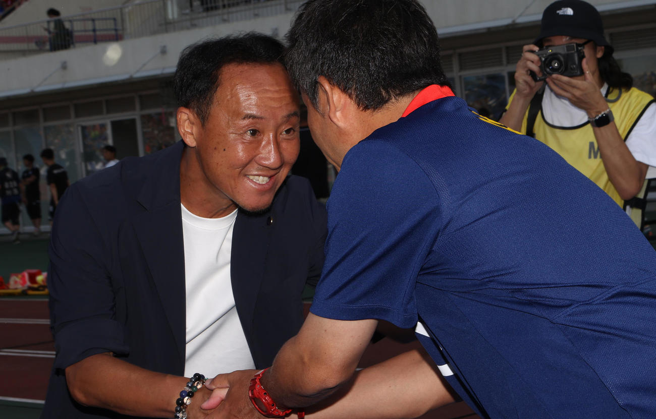町田対鹿島　試合前、握手を交わす町田黒田監督（左）と鹿島鬼木監督（撮影・水谷安孝）