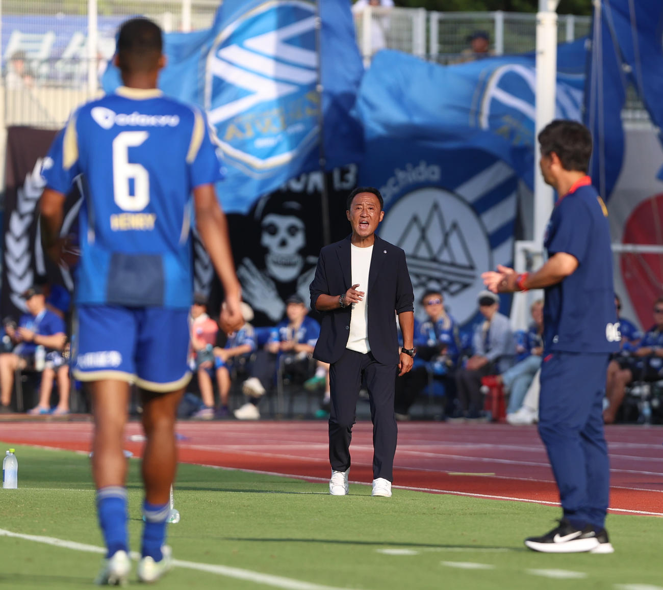 町田対鹿島　後半、指示を出す町田黒田監督（撮影・水谷安孝）