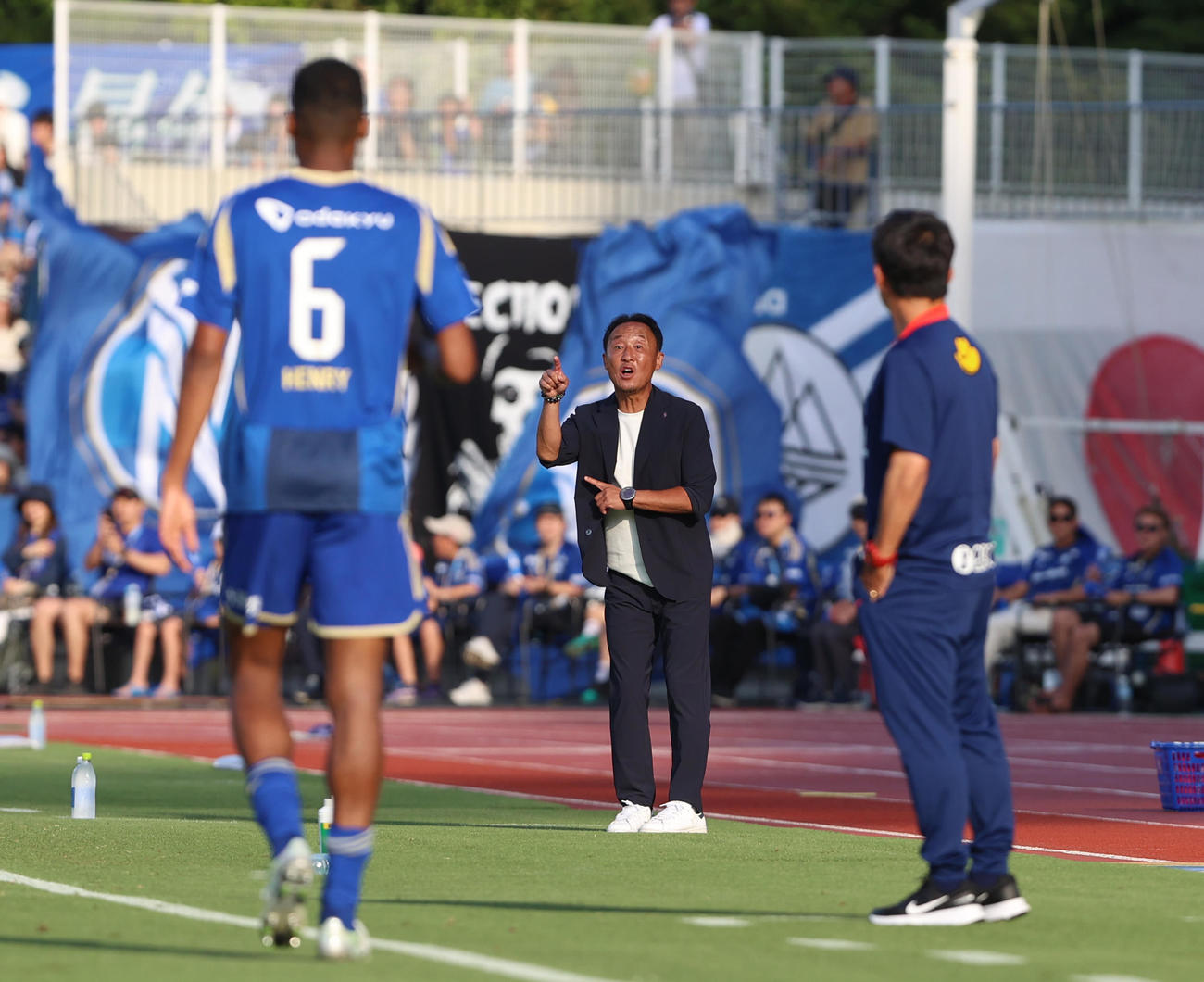 町田対鹿島　後半、指示を出す町田黒田監督（撮影・水谷安孝）