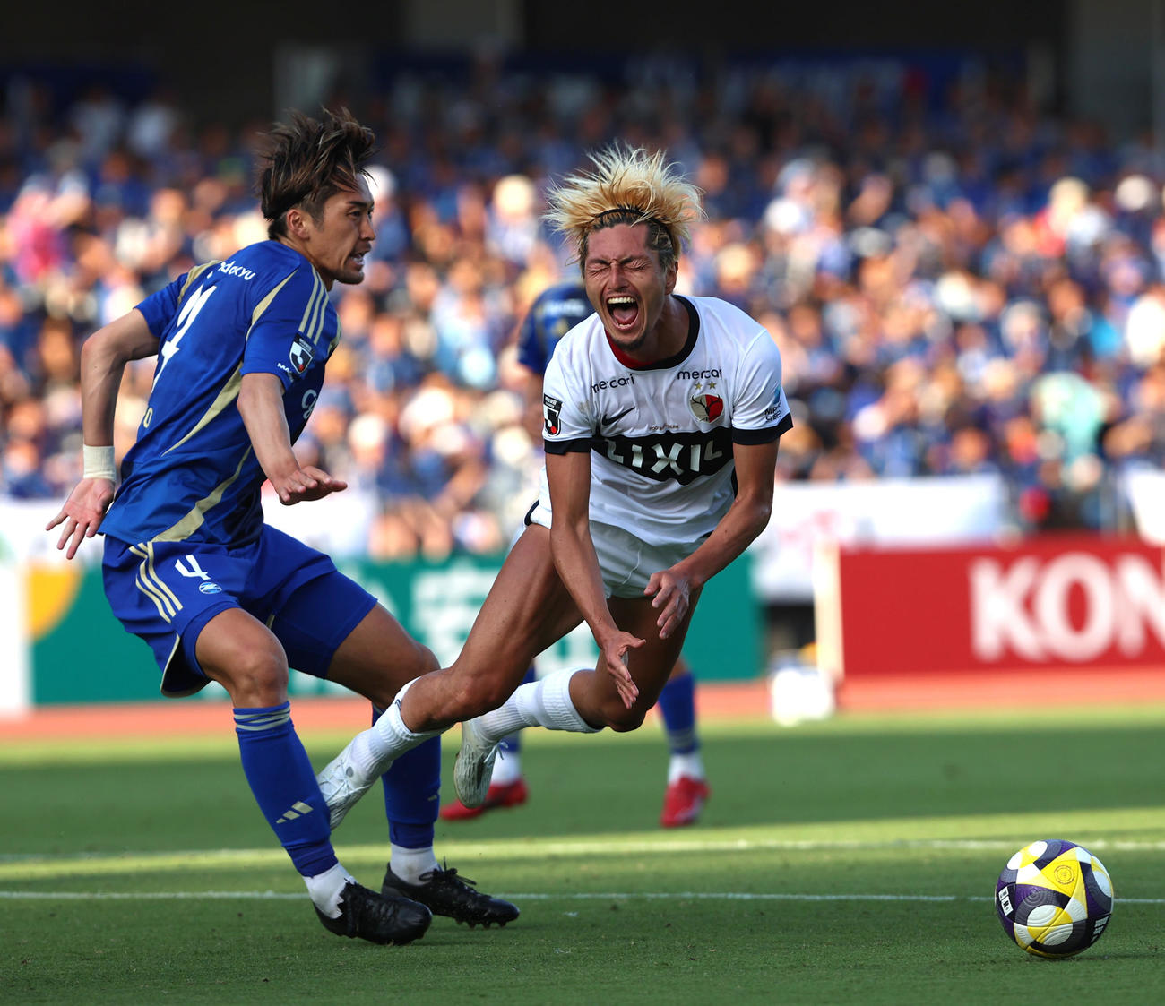 町田対鹿島　後半、町田菊池（左）のラフプレーを受けPKをもらう鹿島鈴木（撮影・水谷安孝）
