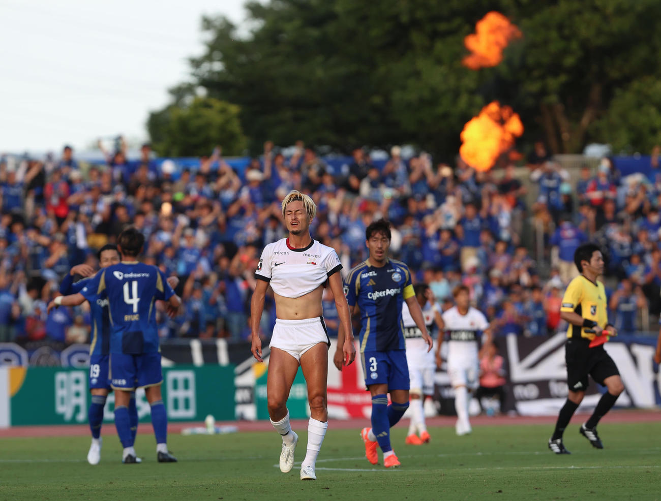 町田対鹿島　敗戦し悔しそうな表情を浮かべる鹿島鈴木（撮影・水谷安孝）