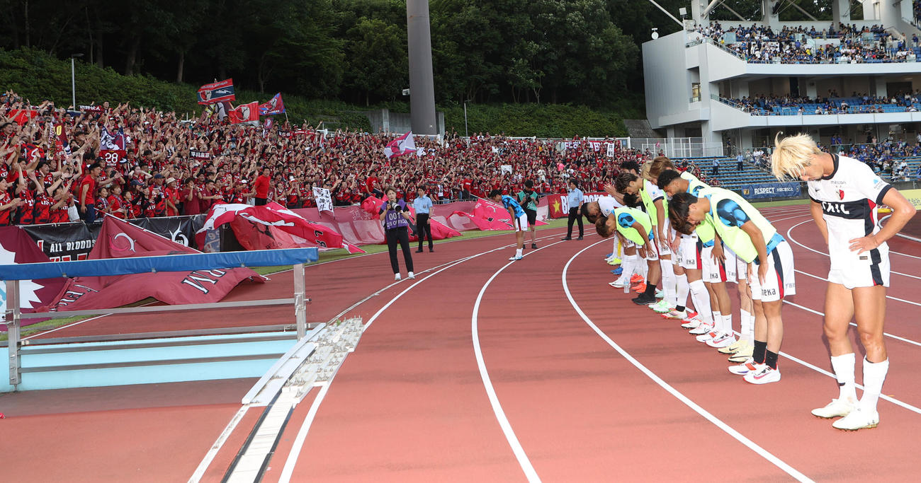 町田対鹿島　敗戦をサポーターに報告する鹿島の選手たち（撮影・水谷安孝）