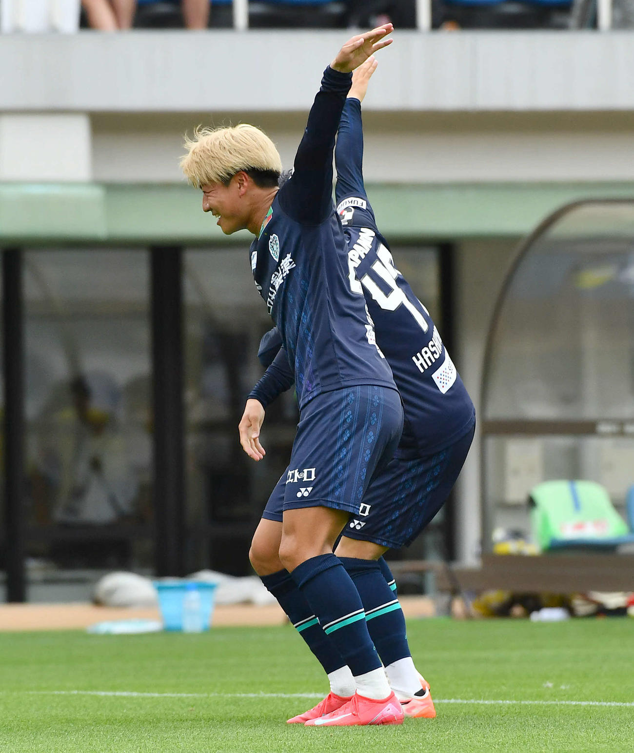 福岡対新潟　前半、勝ち越しゴールを決めた福岡碓井（左）は、橋本とダンス（撮影・岩下翔太）