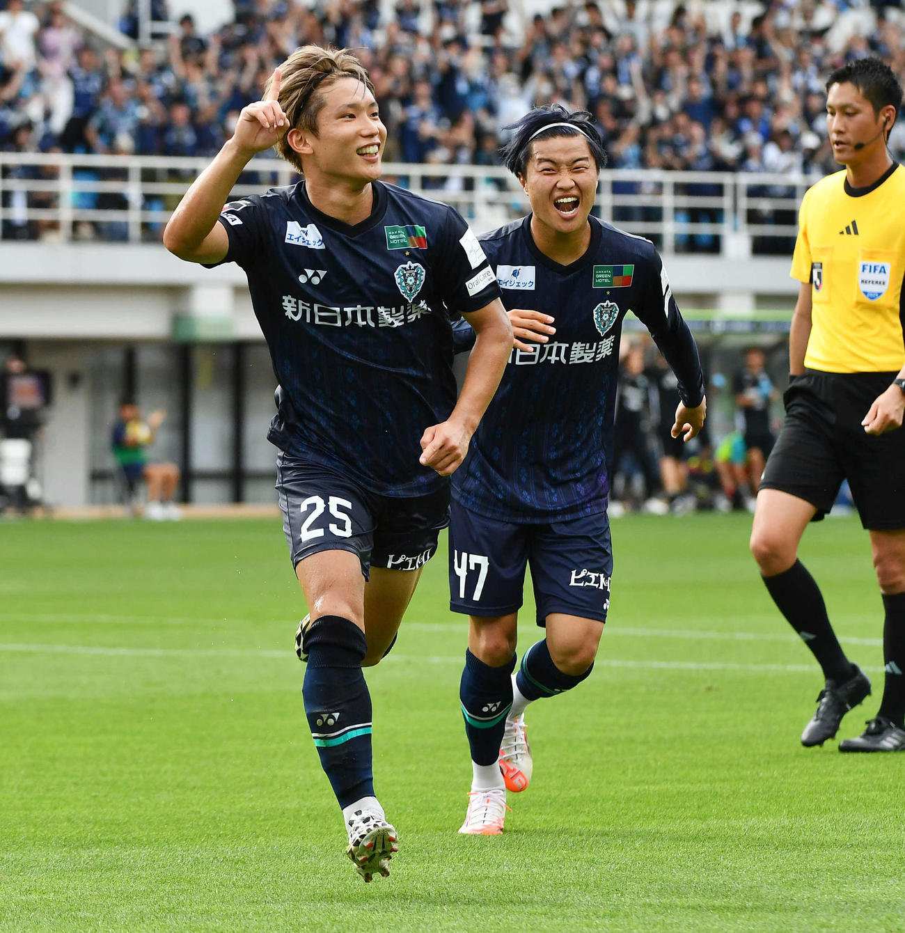 福岡対新潟　前半、勝ち越しゴールを決め、笑顔で駆けだす福岡北島（左）。右は橋本（撮影・岩下翔太）