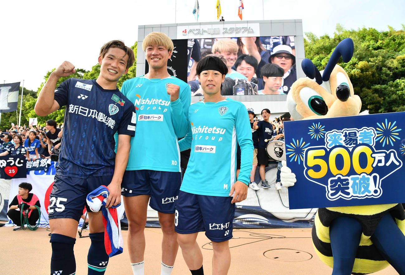 福岡対新潟　新潟に勝利し笑顔で写真に納まる、左から福岡北島、碓井、紺野（撮影・岩下翔太）