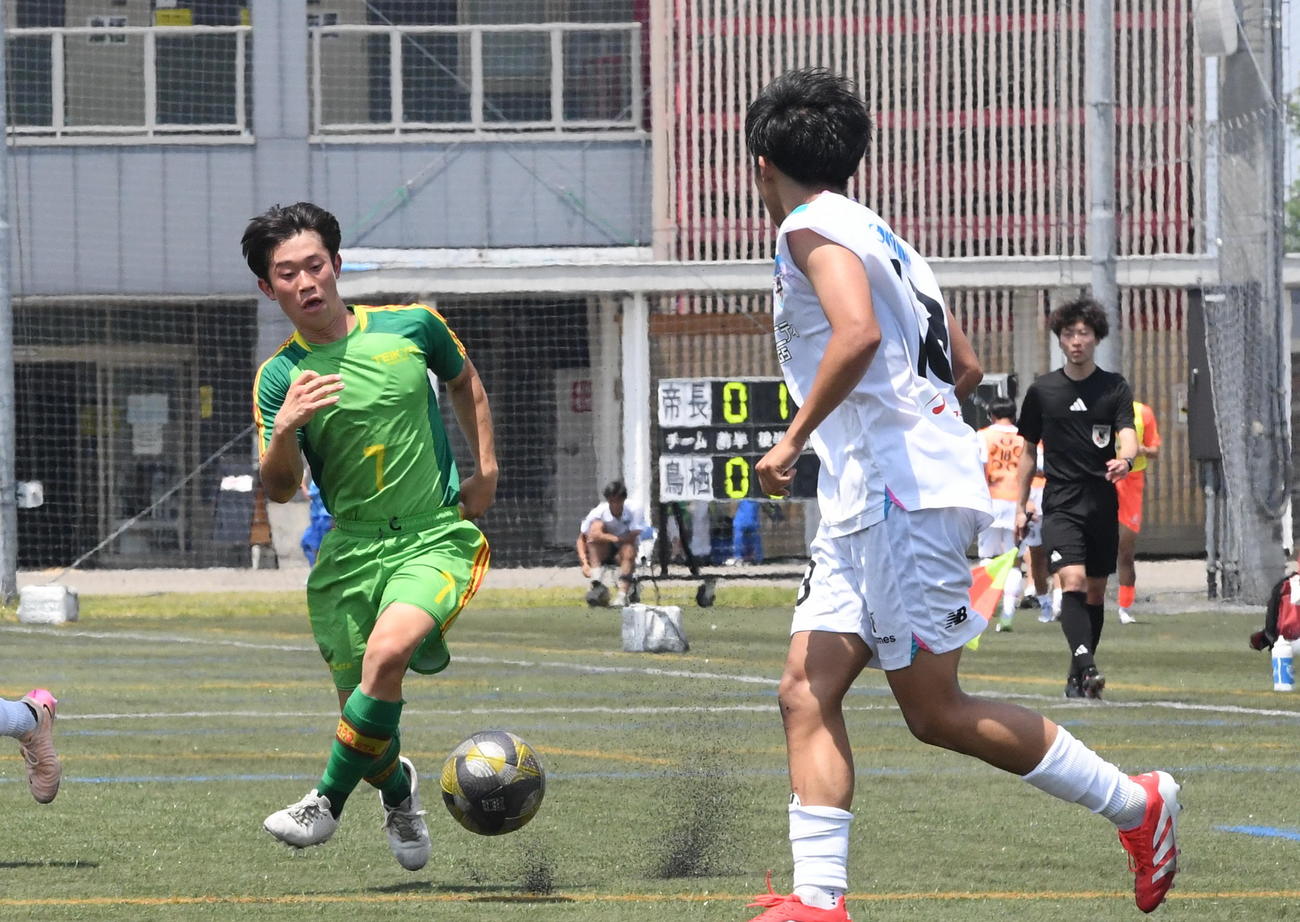 鳥栖U－18戦で、左サイドからドリブルを仕掛ける帝京長岡・水沢（撮影・小林忠）