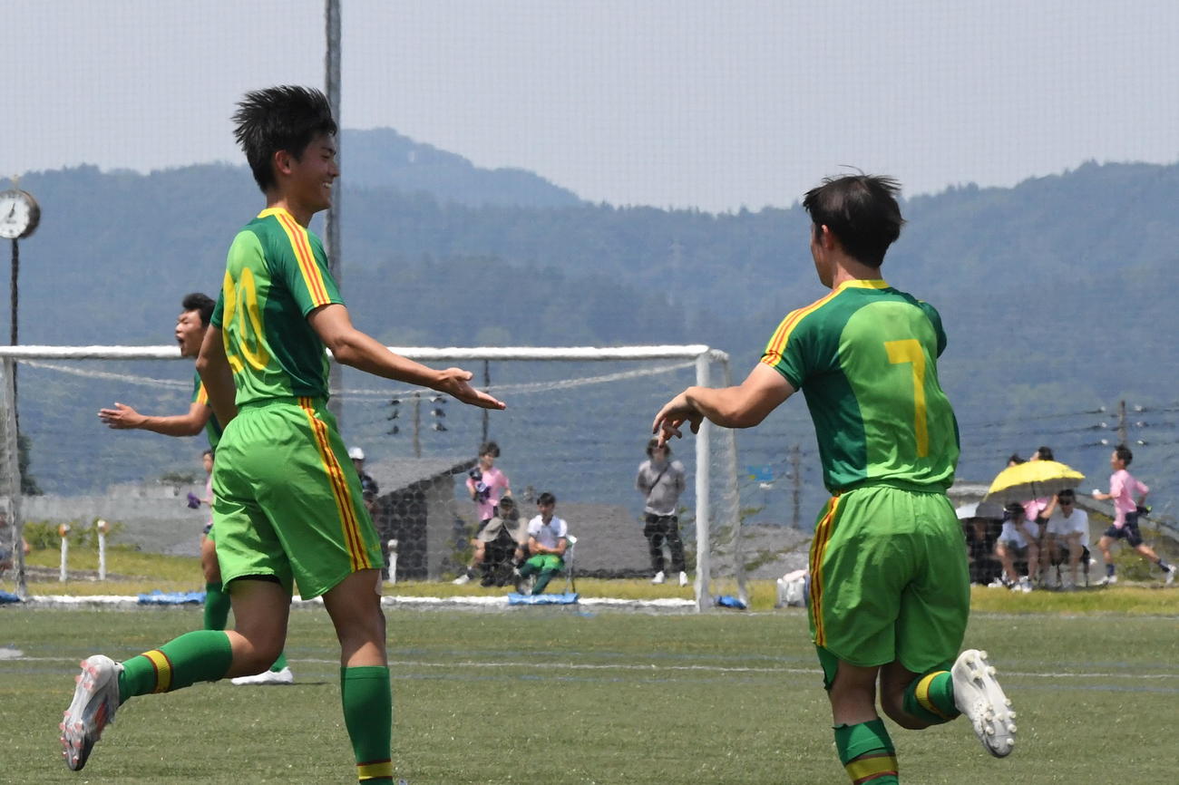 鳥栖U－18戦の後半30分、1点を返した帝京長岡・樋口（左）はアシストの水沢とタッチを交わす（撮影・小林忠）