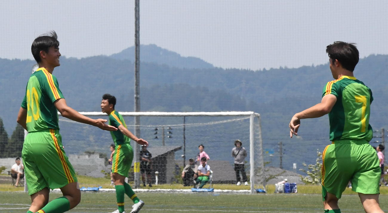 0－2の後半30分に1点を返した帝京長岡・樋口（左）がアシストの水沢とタッチ　（撮影・小林忠）