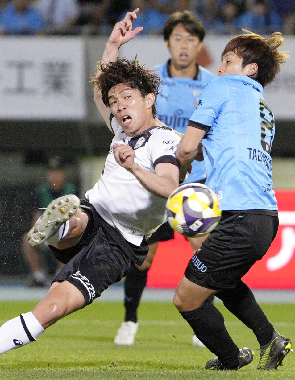 川崎対神戸　前半、ゴールを決める神戸宮代（左）（共同）