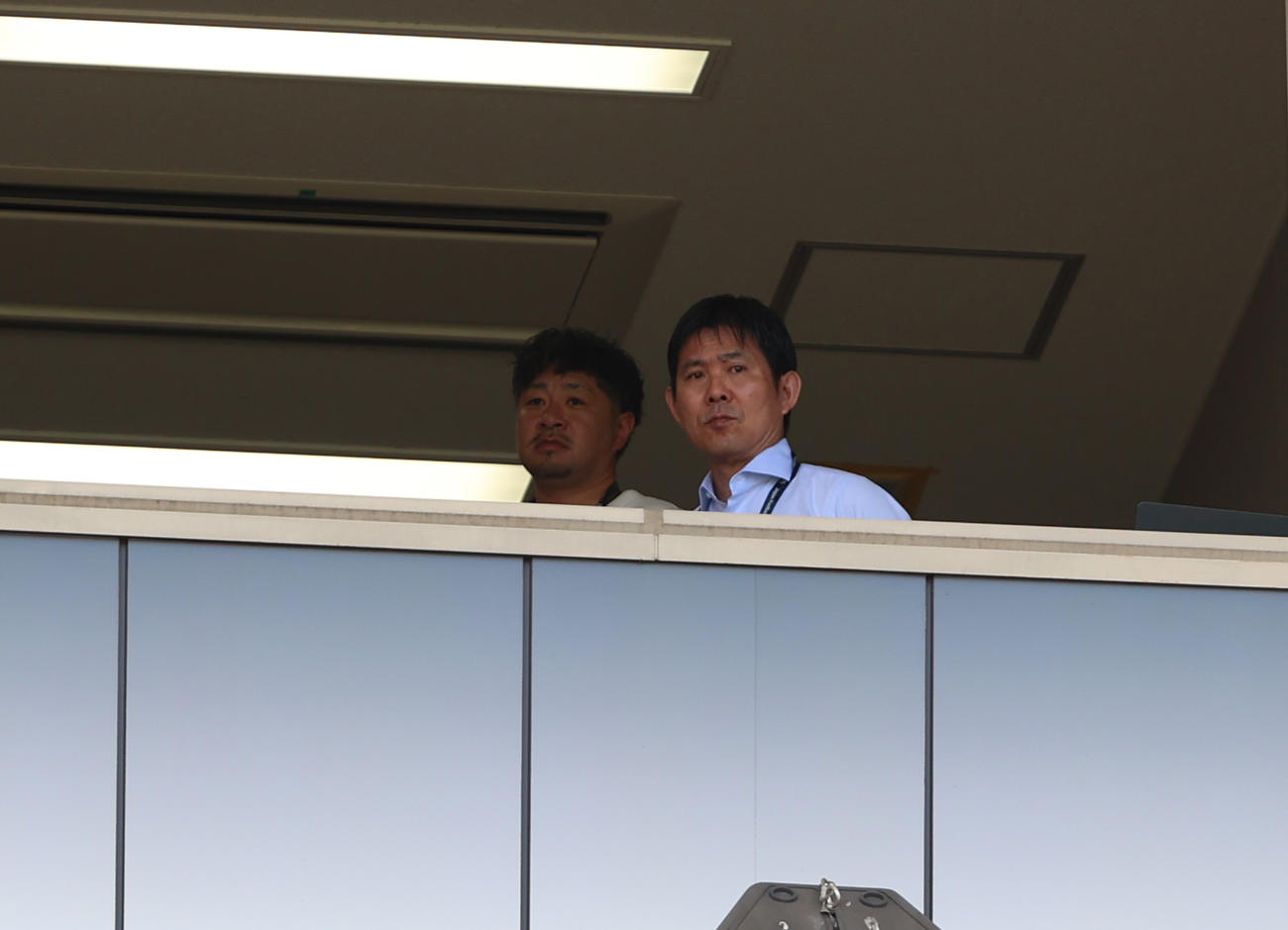 町田対鹿島　視察に訪れた日本代表の森保監督（右）（撮影・水谷安孝）