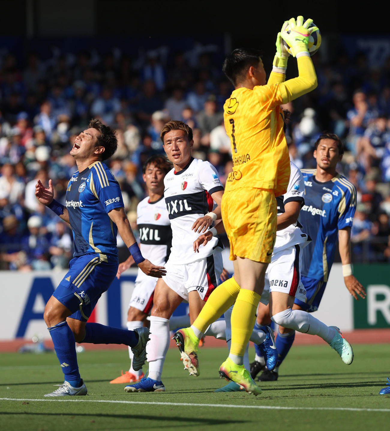 町田対鹿島　前半、必死にゴールを守る鹿島GK早川（撮影・水谷安孝）