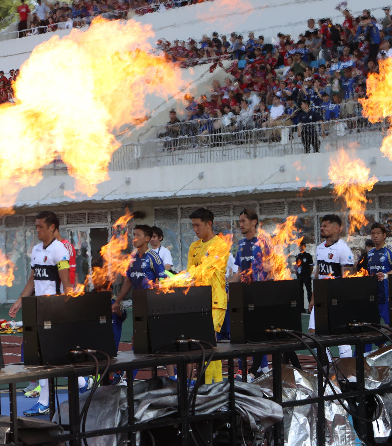 町田対鹿島　試合開始前、ピッチに登場した鹿島GK早川友基（中央）（撮影・水谷安孝）