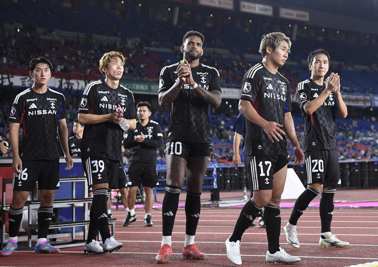 岡山に敗れ、サポーターの声援に応えるアンデルソンロペス（中央）ら横浜の選手たち（共同）