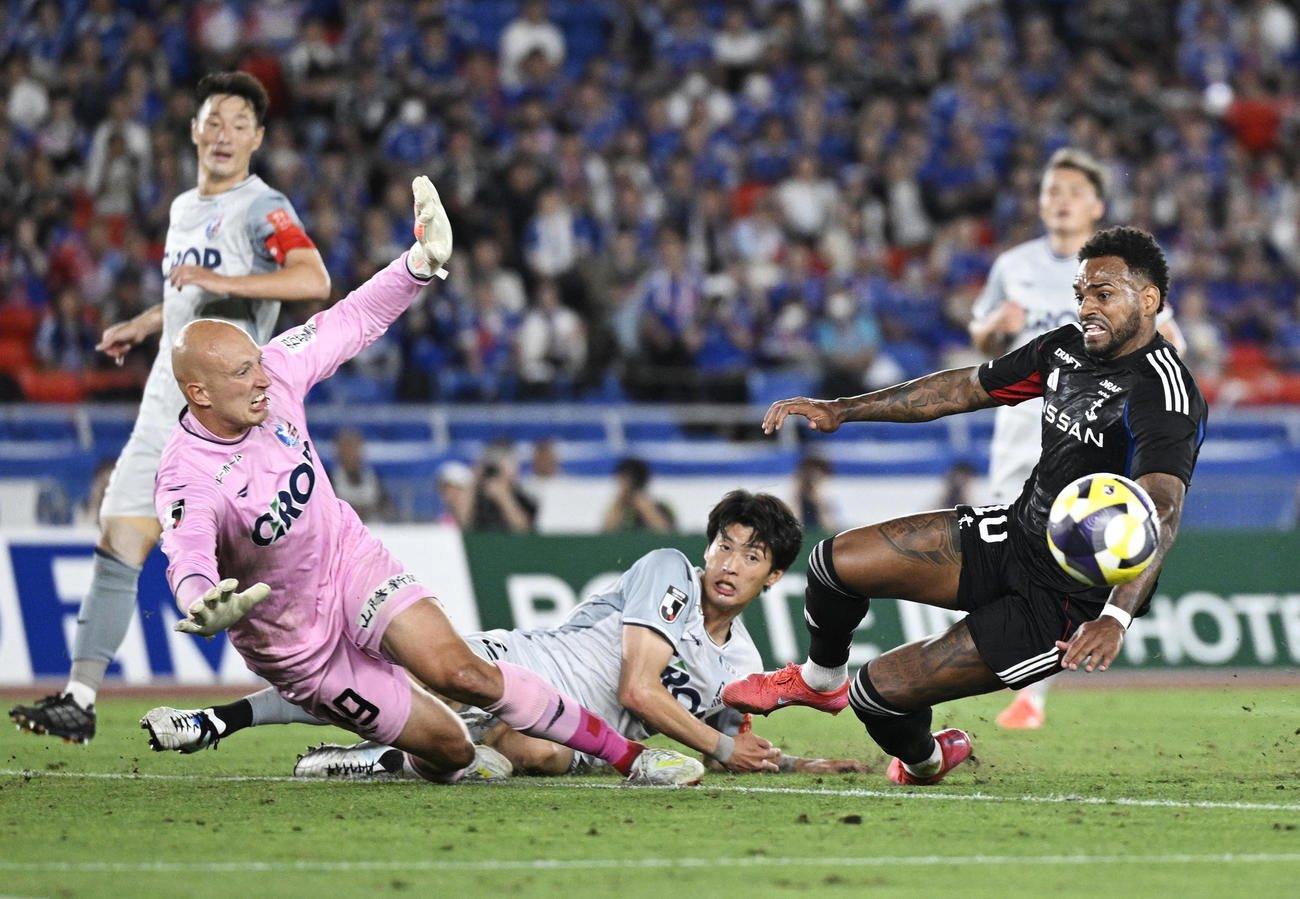 後半、ゴールに迫る横浜Mのアンデルソンロペス（右）。GKはブローダーセン（共同）