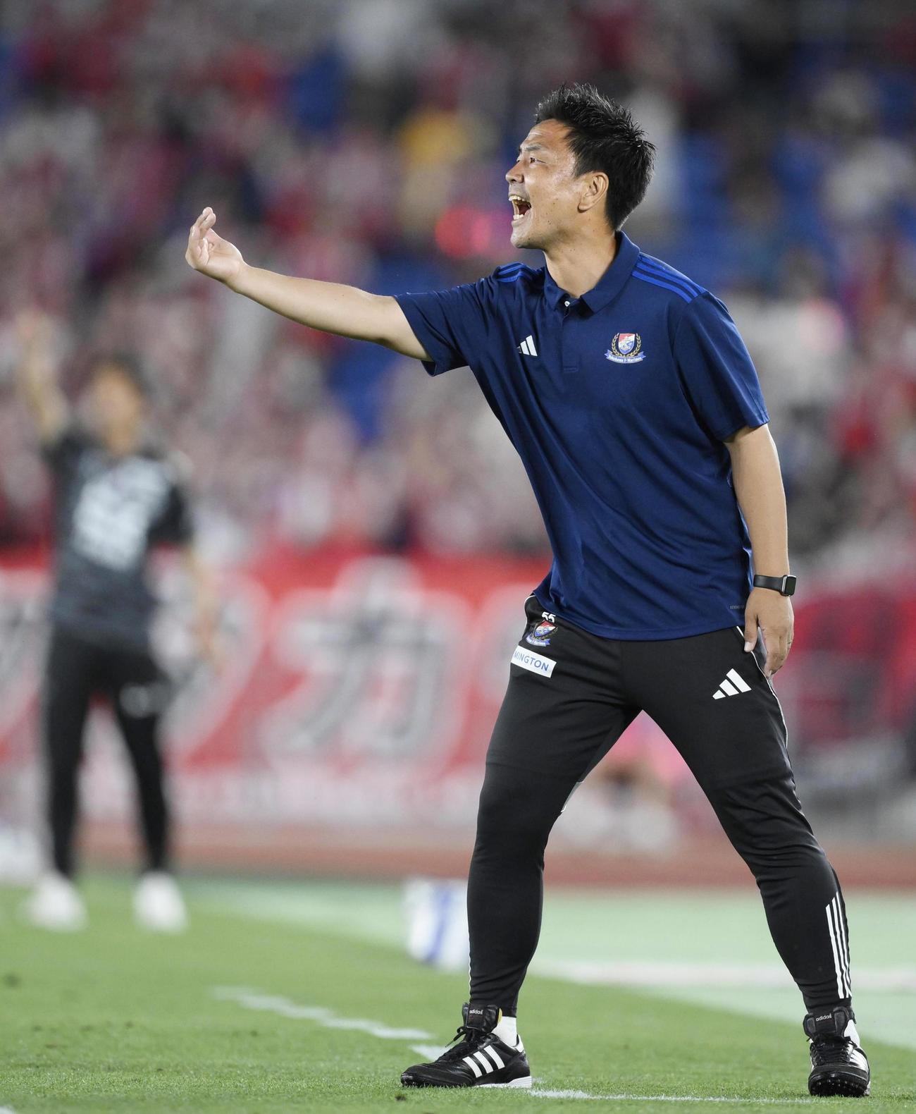 横浜対岡山　後半、指示を出す横浜大島監督（共同）