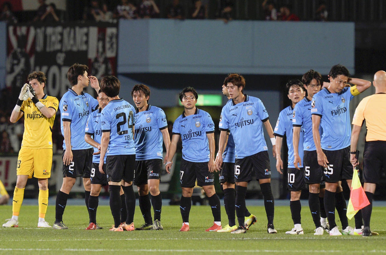 神戸に敗れ、厳しい表情の川崎F高井（中央）ら（共同）
