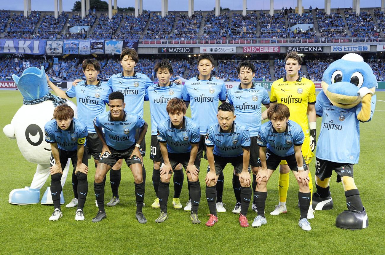 神戸戦に臨む川崎Fイレブン（共同）