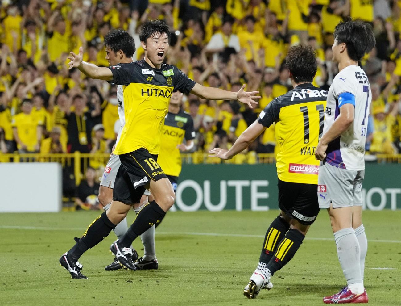 前半、チーム2点目のゴールを決め、駆け出す柏垣田（左、共同）