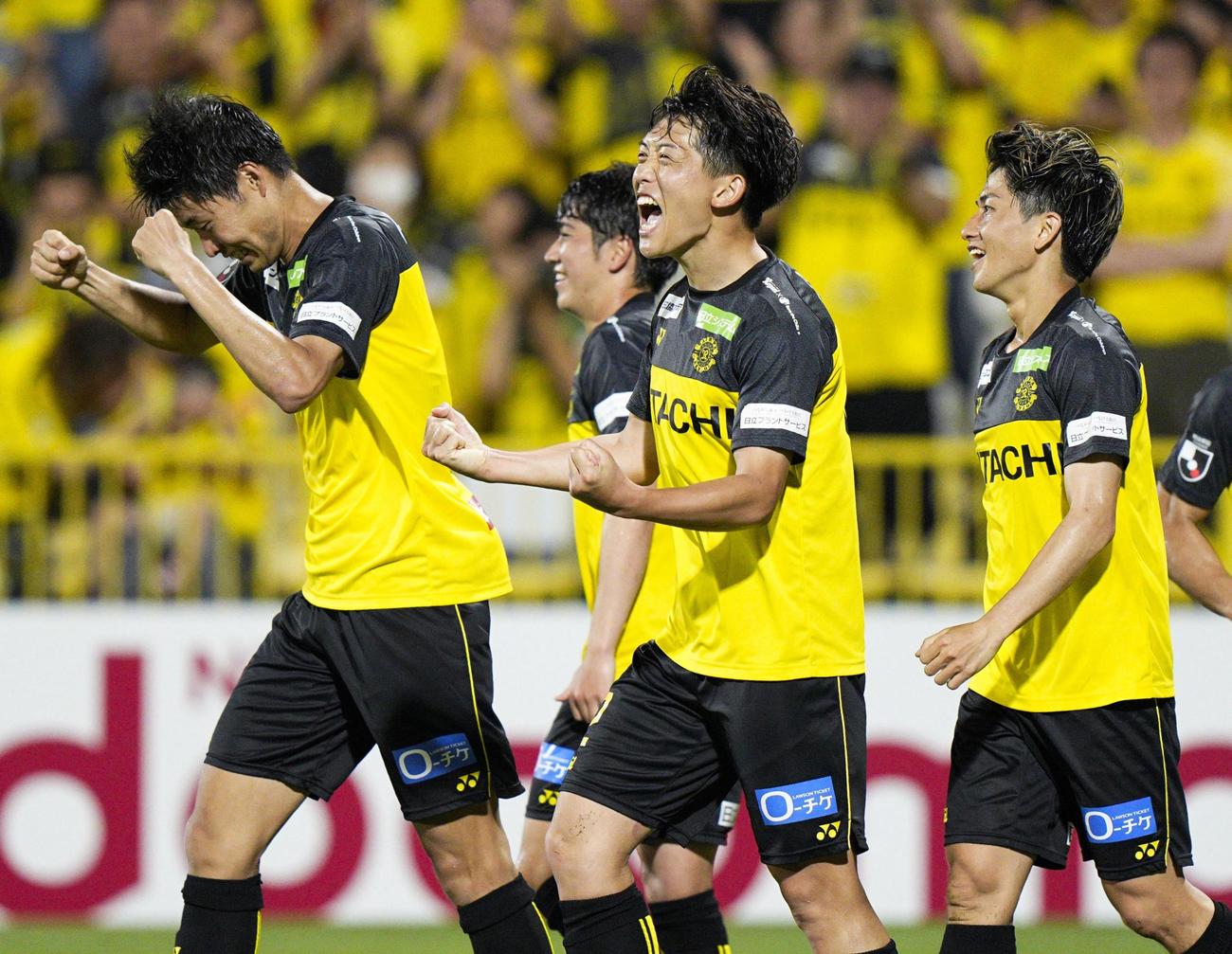 後半、チーム3点目のゴールを決め、喜ぶ柏原田（右から2人目、共同）