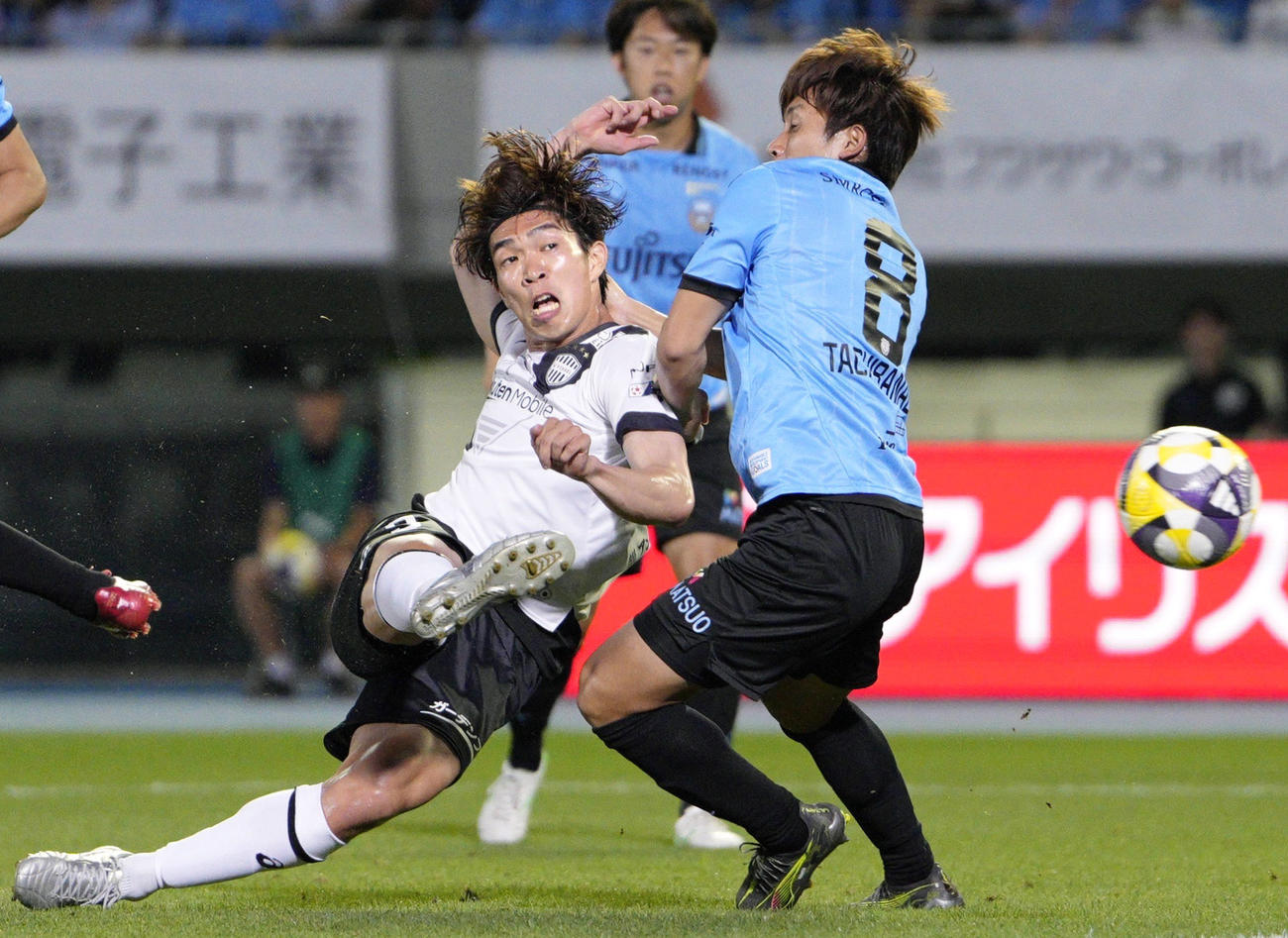 川崎対神戸　前半、ゴールを決める神戸宮代（左）（共同）