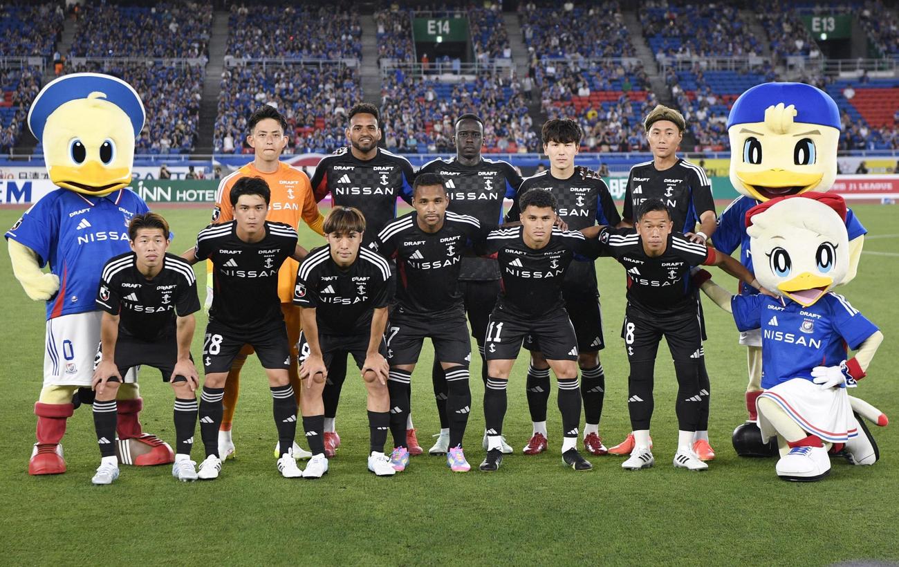 岡山戦に臨む横浜Mイレブン（共同）