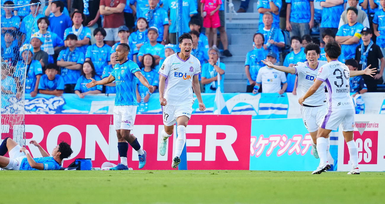 横浜FC対広島　前半、ヘディングで先制ゴールを決め喜ぶ広島木下（中央）（撮影・垰建太）