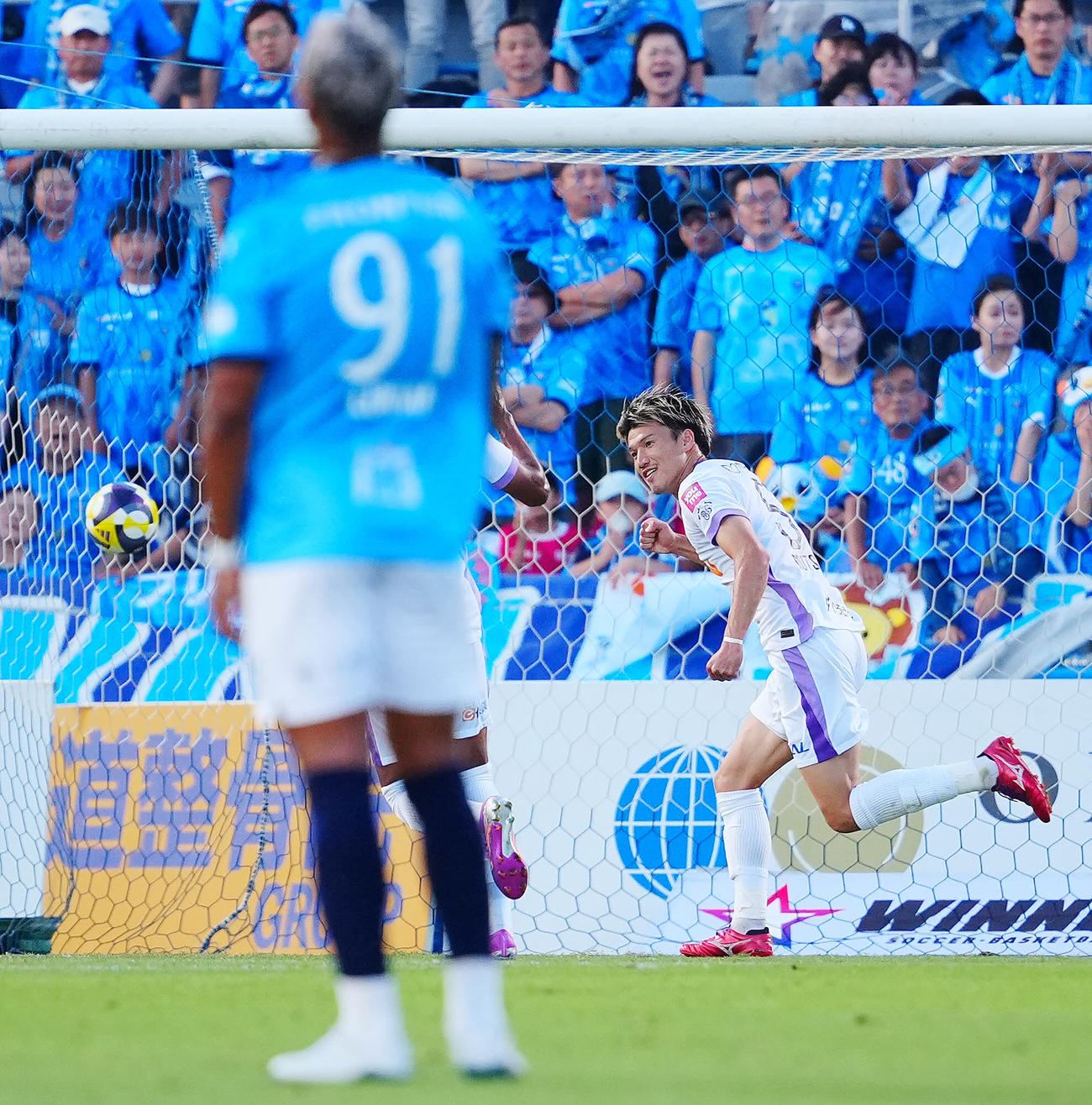 横浜FC対広島　前半、チーム2点目のゴールを決め喜ぶ広島加藤（撮影・垰建太）