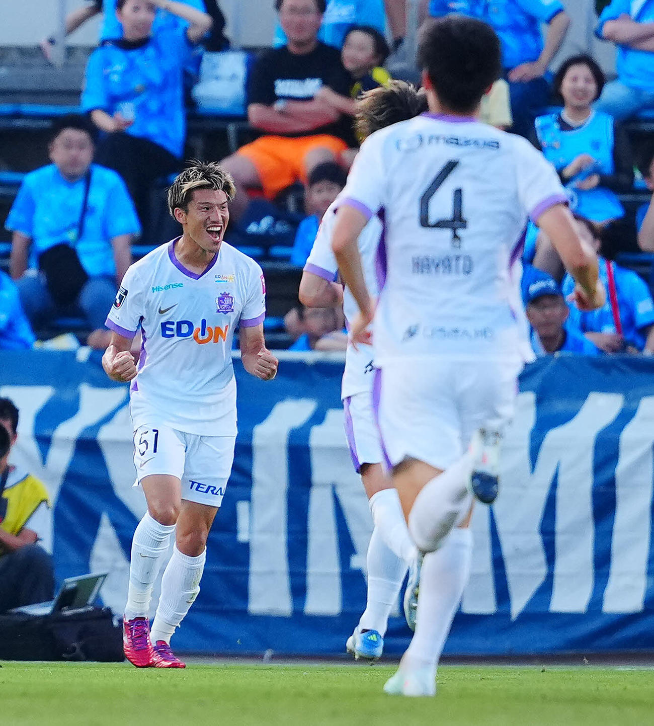 横浜FC対広島　前半、チーム2点目のゴールを決め喜ぶ広島加藤（撮影・垰建太）