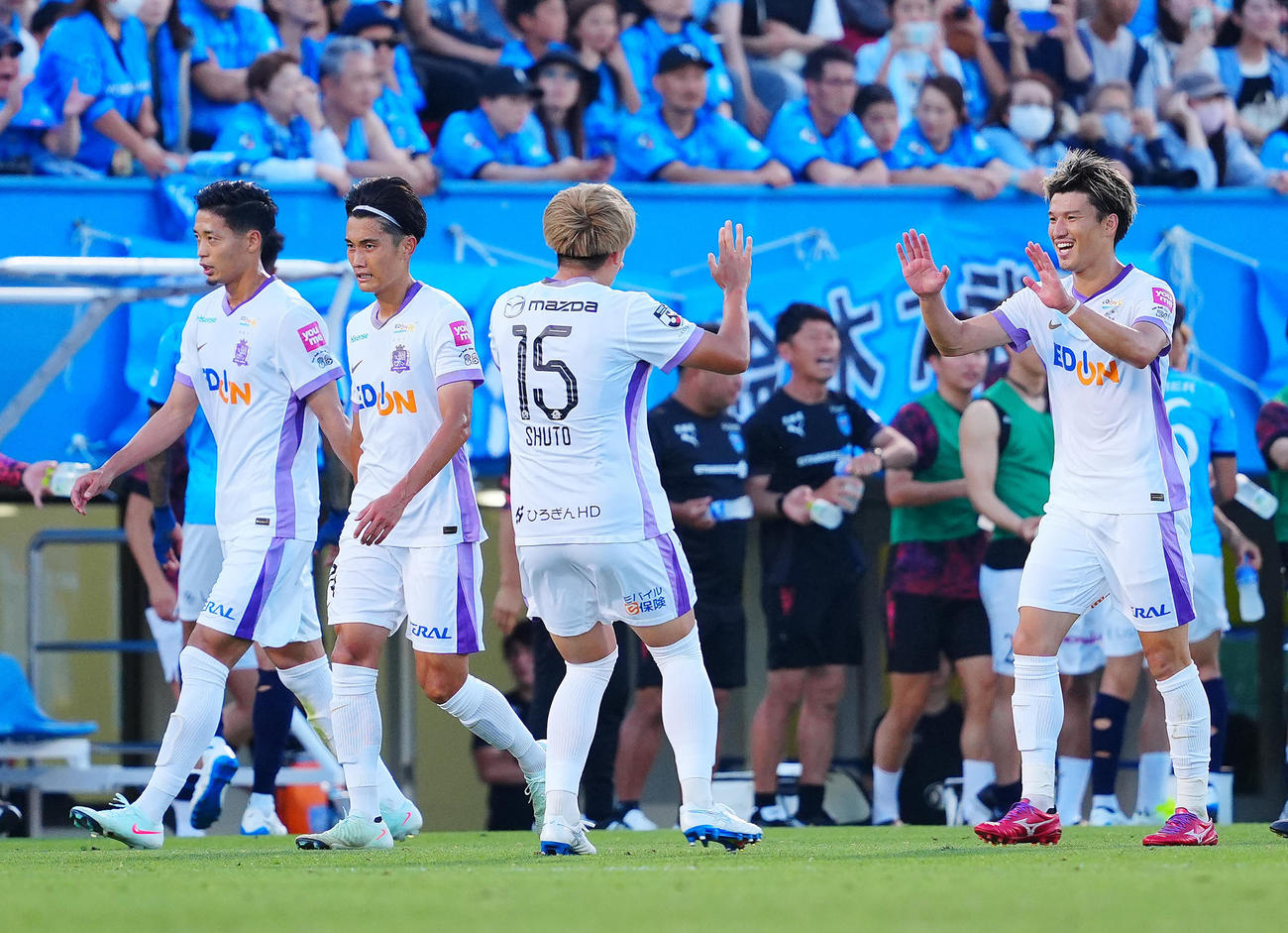 横浜FC対広島　前半、チーム2点目のゴールを決め喜ぶ広島加藤（右）ら（撮影・垰建太）