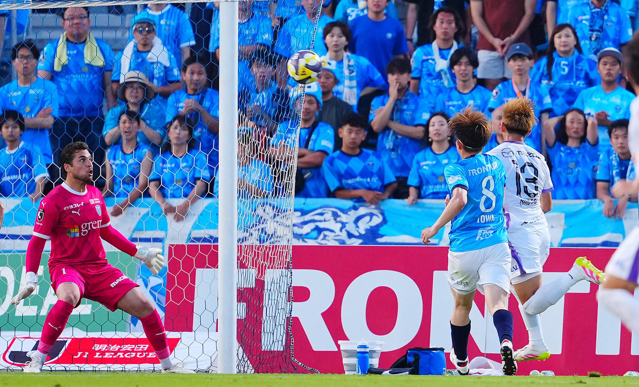 横浜FC対広島　前半、ヘディングでチーム3点目のゴールを決める広島新井（右端）（撮影・垰建太）