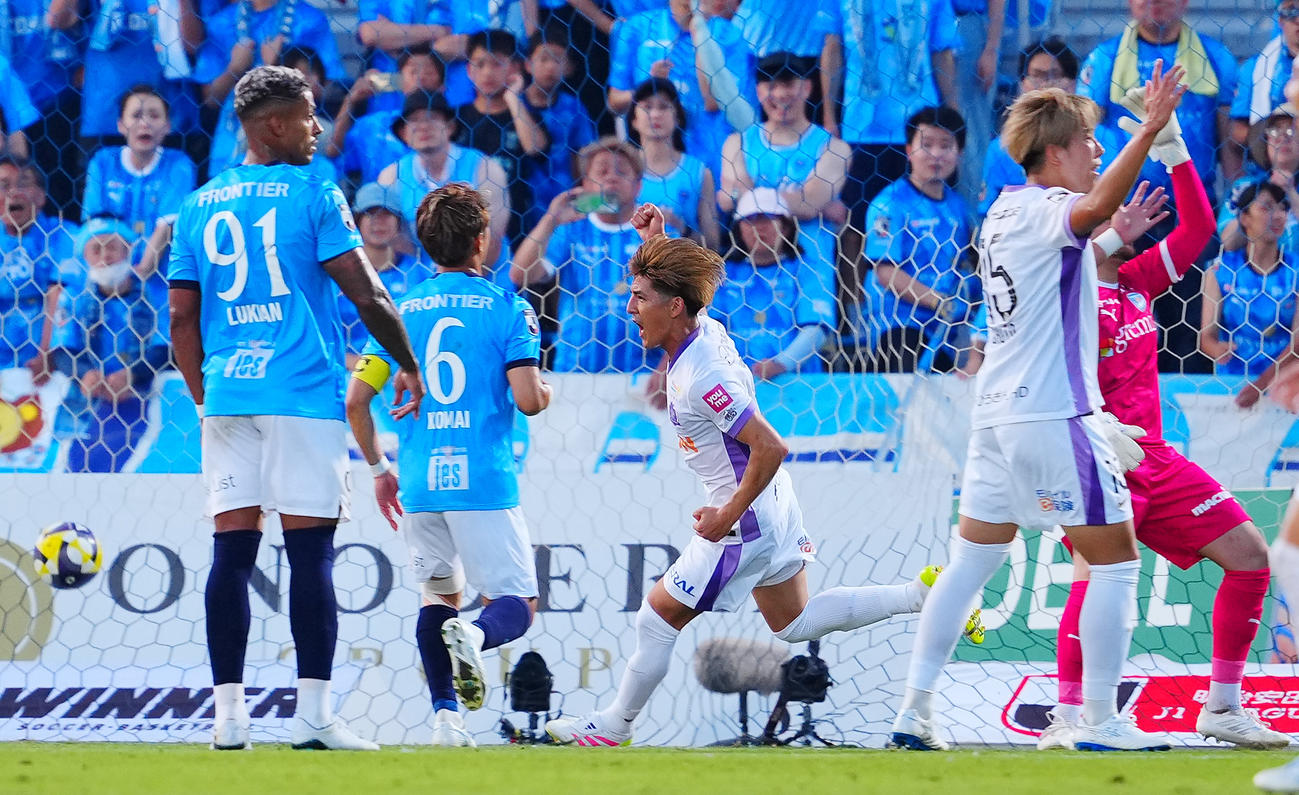 横浜FC対広島　前半、ヘディングでチーム3点目のゴールを決めガッツポーズする広島新井（中央）（撮影・垰建太）